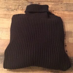 Simple, classic men's BR turtle neck sweater💕